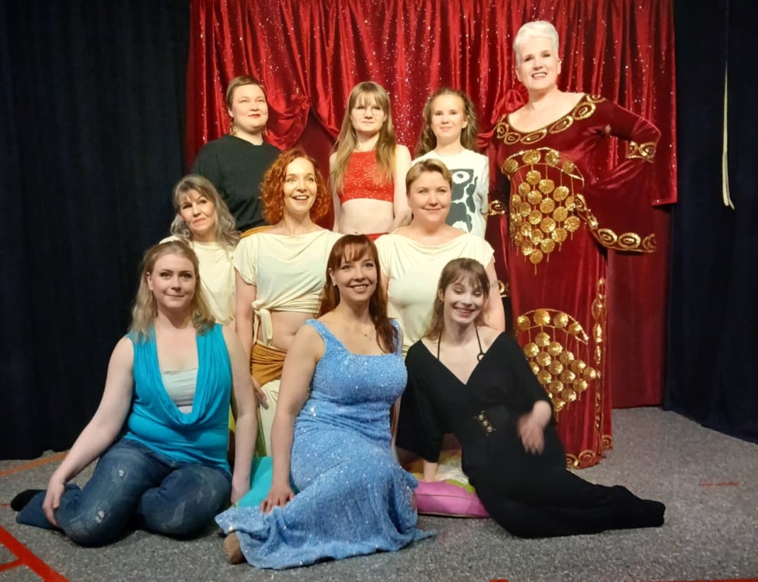Takana Elina, Iisa, Sofia ja Sanna. Keskellä Mila, Elina ja Anna. Edessä Tanja, Paula ja Johanna.